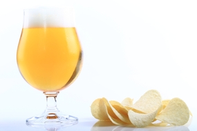 薯片和啤酒图片